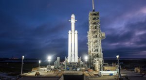 Así es el Falcon Heavy, el poderoso cohete que llegará hoy al espacio
