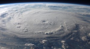 ¿Cómo protegerse ante la llegada de un huracán?