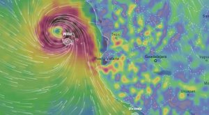 El huracán Willa se aproxima a México, donde ya deja importantes daños