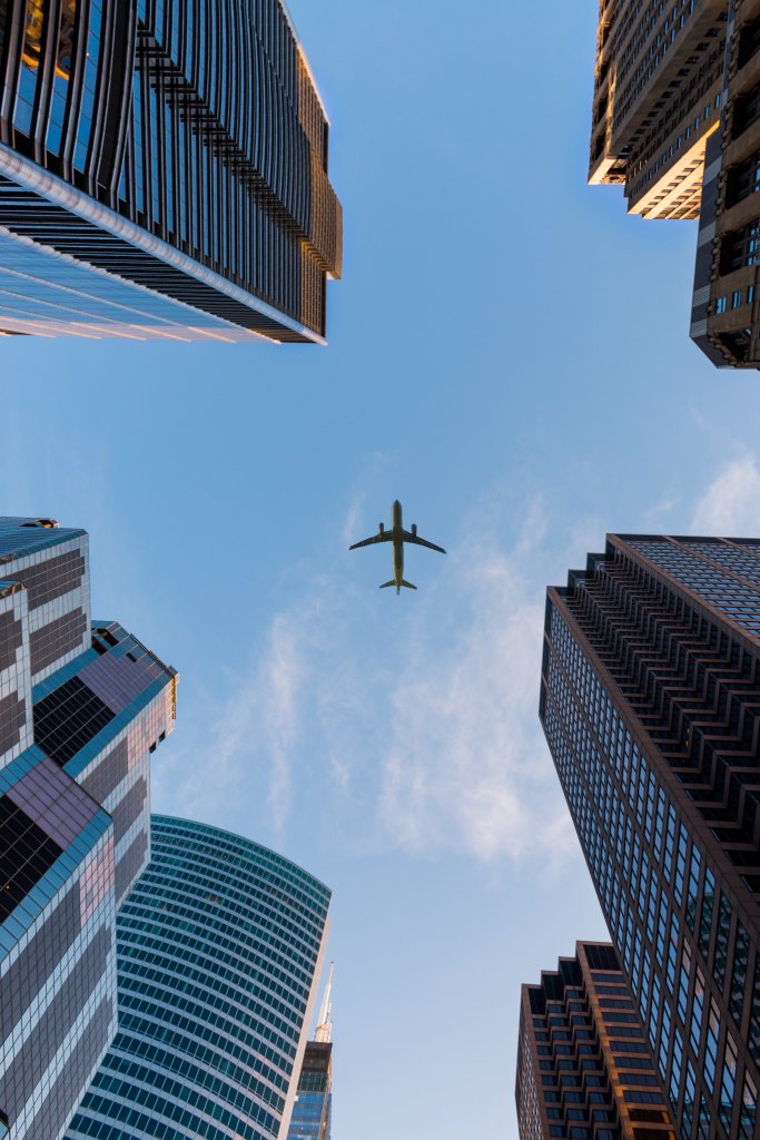 Avión en ciudad