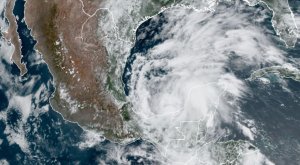 Tormenta tropical Cristóbal toca tierra en México