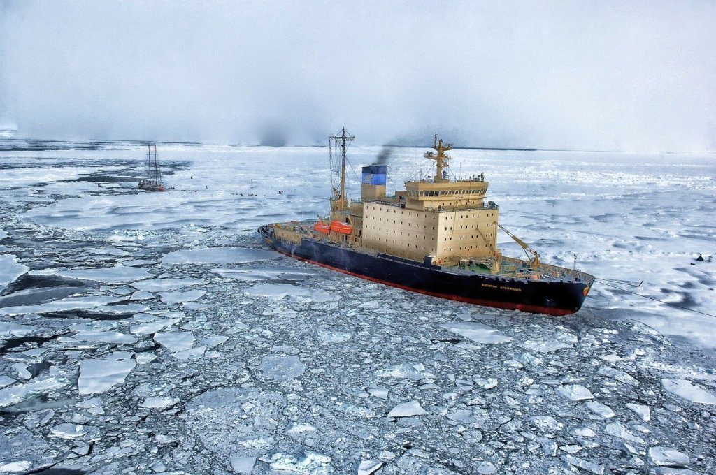 Barco navega la zona Ártica.