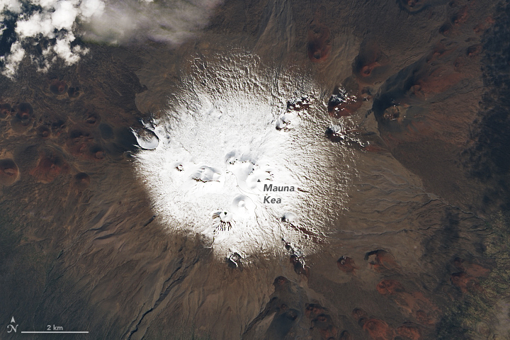 Nieve sobre los picos de Mauna Kea. La nieve cayo el 7 de diciembre, 2021. Cortesía NASA.