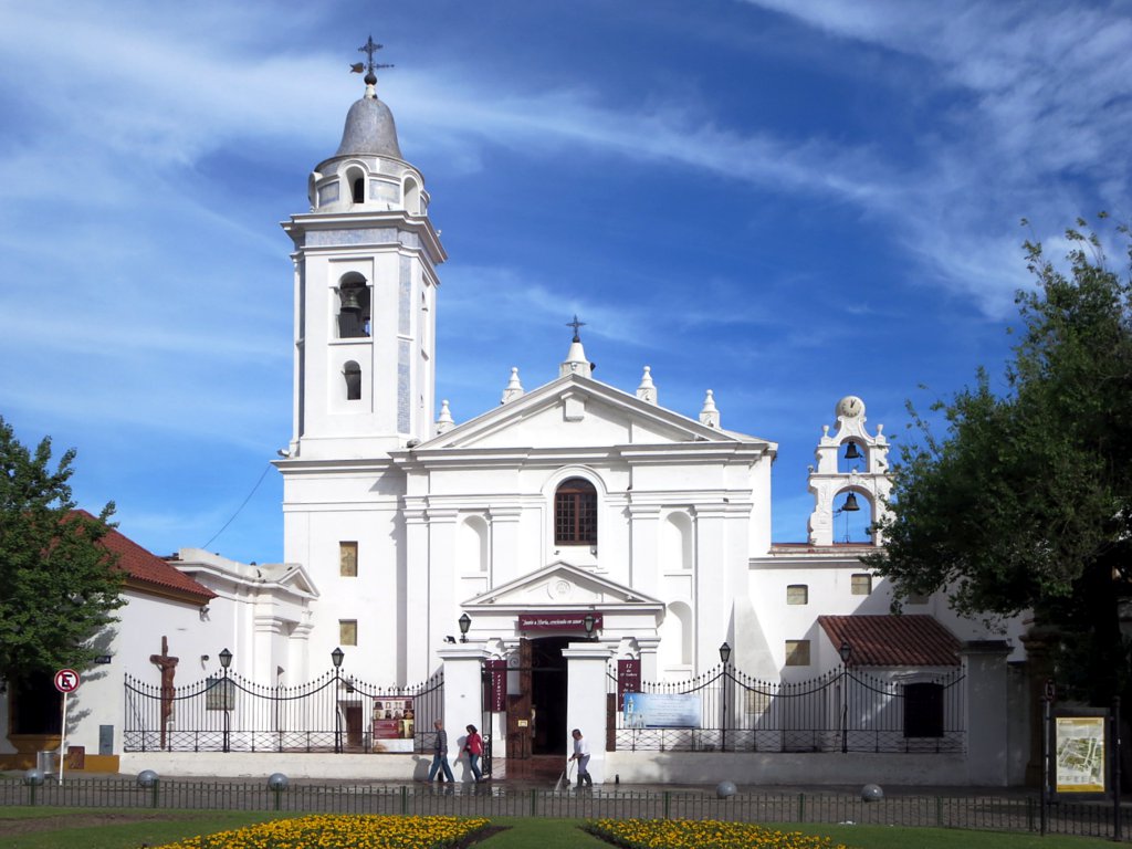 La Iglesia de Nuestra Señora del Pilar (1716) en Buenos Aires, Argentina, es anterior al cementerio adyacente de La Recoleta por más de un siglo. Cortesía de Flickr David Stanley