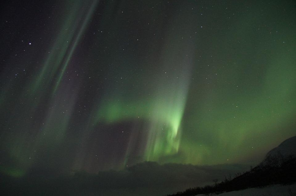 Auroras se forman por el choque de tormentas solares con la atmósfera terrestre.